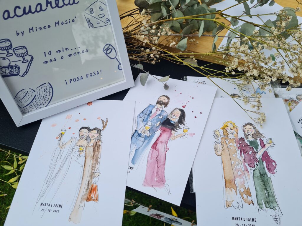 Detalle stand de live art exterior en Finca Prados Moros. Arte en vivo, acuarelas personalizadas de la novia y sus hermanas en un momento íntimo y especial. Pinturas delicadas y detalladas que capturan la esencia de la celebración nupcial y los lazos familiares. Perfectas como recuerdos de boda, invitaciones o elementos decorativos para un evento único y personalizado. 